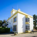 Colonial Willa